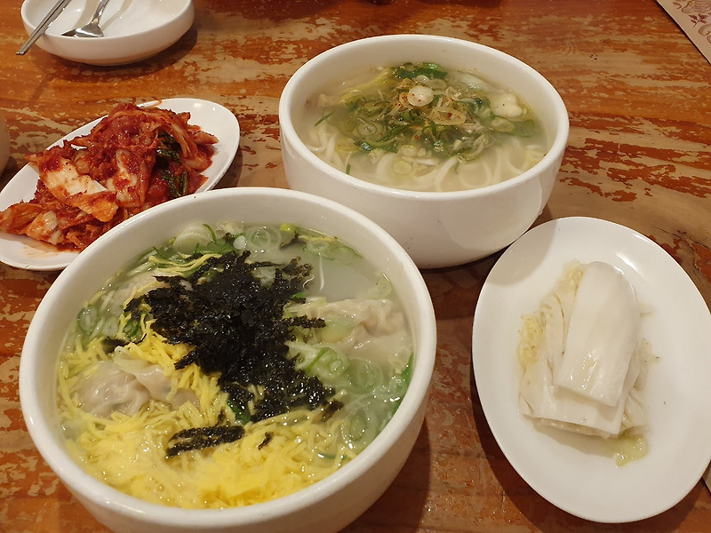 황생가칼국수 식사 장면