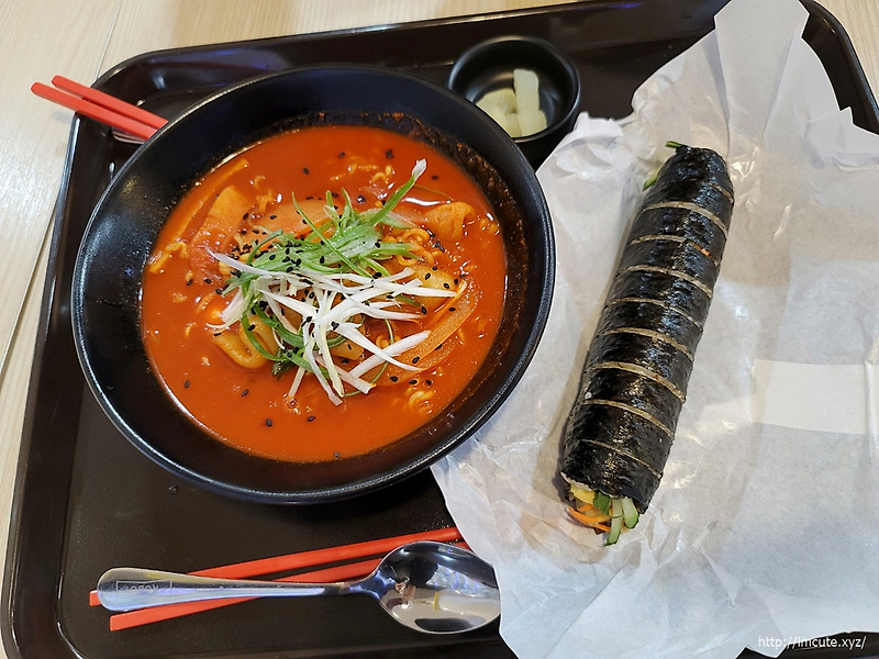 김포공항 국내선 식당가 SKY 31 로봇김밥/ 수제비라볶이, 유부김밥 먹어보다.