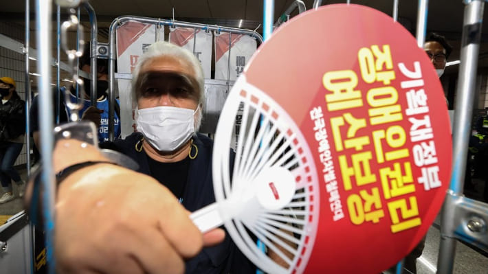 출근길 지하철 시위 <b>전장연</b> 손해<b>배상</b>소송 조정 절차로... 
