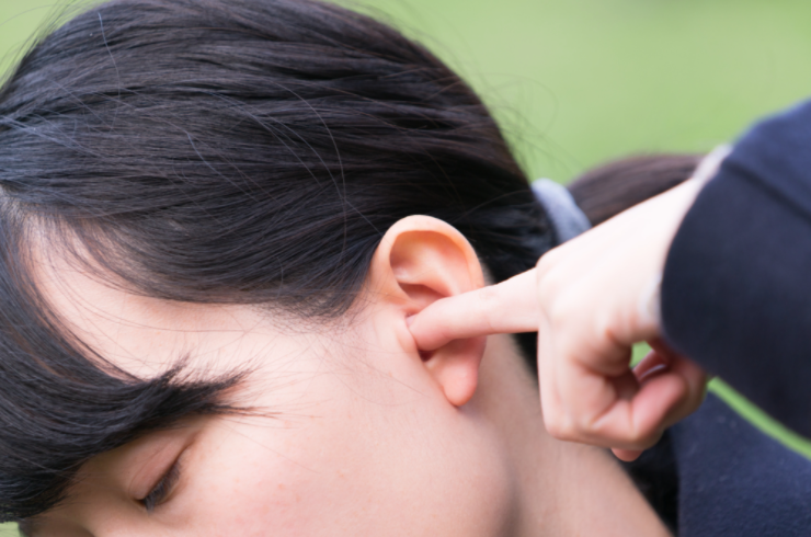 귀 입구를 누르면 아픈 외이도염의 치료 방법은? 병원에 가야하는 기준 :: 일상생활