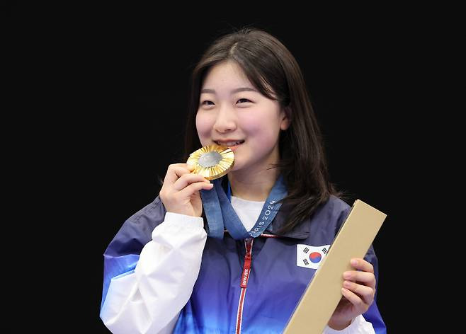 100번째 <b>금메달</b>은 16살 <b>사격</b> <b>반효진</b>, 새로운 역사를 썼다