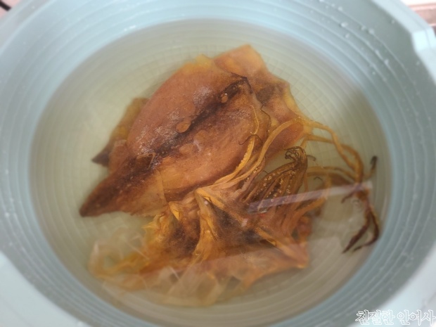 마른오징어 요리 건오징어 부드럽게 만들어서 김치전 , 오징어버터구이만들기