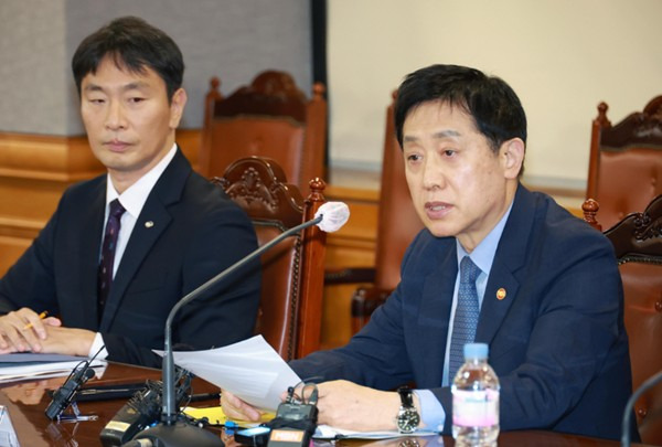 은행권, 김주현 위원장의 횡재세 압박에 대한 대응과 상생금융 방안