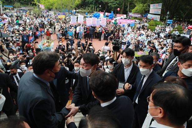 尹 "한일관계, 이념편향적 죽창가 부르다 여기까지 와"