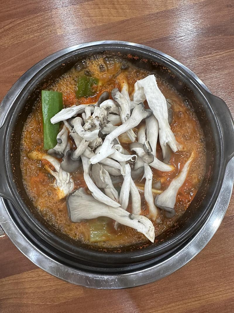 청주_옥산면_백송짜글짜글 Ll 여유로운 사장님의 웃음
