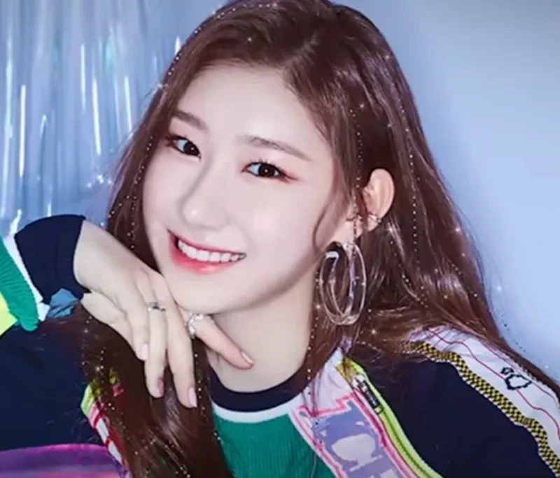 채령(ITZY) 프로필 & 가상인터뷰 : 본명, 나이, 소속사, 출신, 과거 이야기