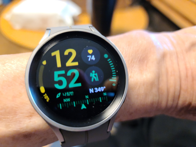 삼성 갤럭시 워치 5 프로를 샀다.