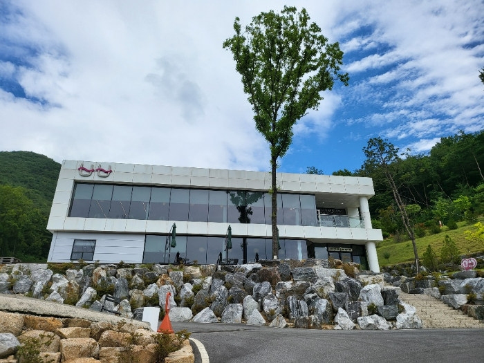 충남 아산 배방관광농원 캠핑장 옆 풍경이 멋진 신상 카페  비비글로우 