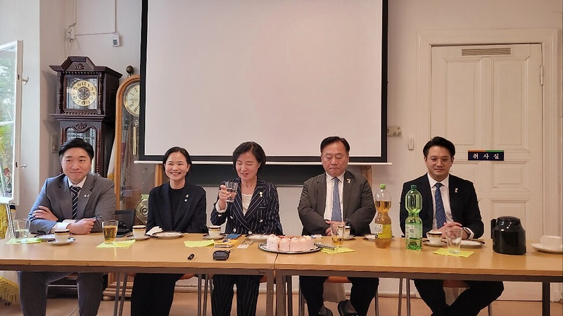 <b>베를린 소녀상</b> 위해 독일 간 야당 의원단…“대안 고민... 