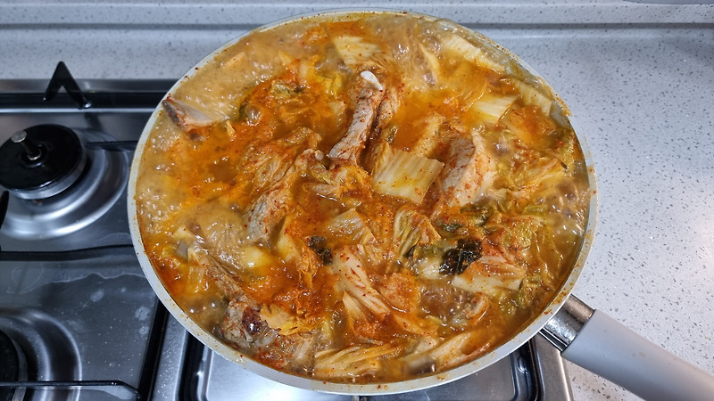 [집밥] 씹고 뜯고 맛보고 즐기는 돼지갈비 김치찌개 만들기