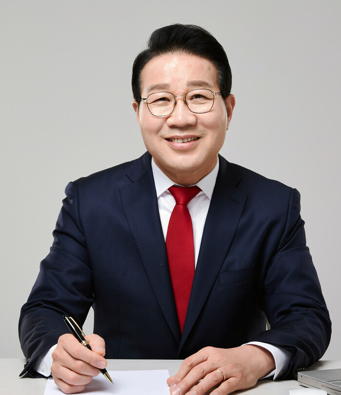 <b>정치자금법 위반</b> 혐의 1심... 김진홍 부산 <b>동구청장</b> 프로필 및 경력
