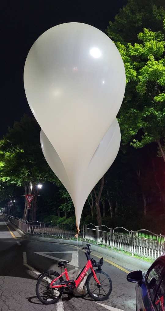 ‘전단지 살포’ 탈북민 단체 만행으로 <b>북한</b>에게 ‘<b>오물</b> 풍선... 