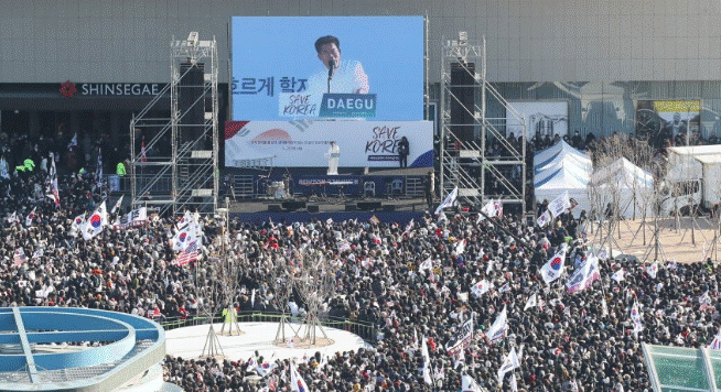 윤석열 지지율 상승세와 <b>탄핵 반대 집회</b> 숫자 증가의 의미... 