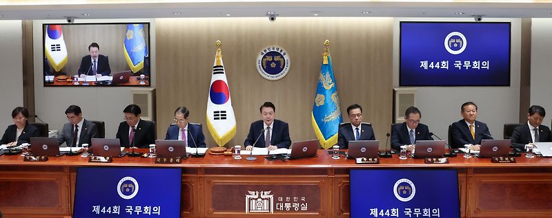 비상<b>계엄</b> 선포를 위한 <b>국무회의</b> 참석한 <b>한덕수</b> 총리와 장관들... 