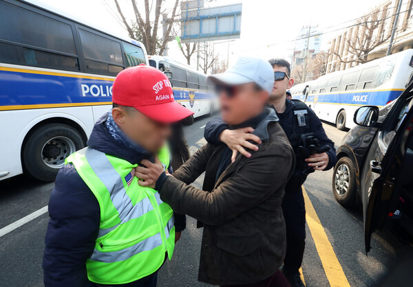 <b>헌재</b> 100일 넘어가는 <b>윤석열 탄핵</b>심판…더 날뛰는 극우