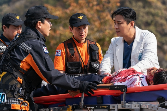 <b>중증외상센터</b>-이국종 롤모델로 태어난 주지훈, 식상함을... 