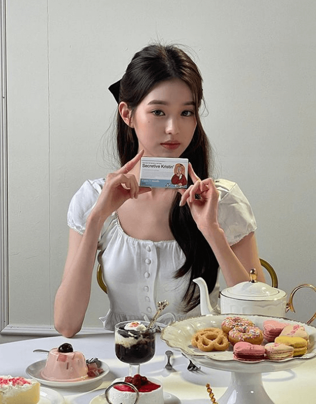 아이브 장원영 블라우스 _ 카인더베이비 화이트 세미 크롭 블라우스 (장원영 인스타그램 패션)