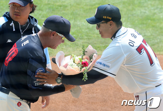 <b>국민타자</b>와 <b>국민</b>유격수의 <b>감독</b> 데뷔전, 이승엽이 웃었다