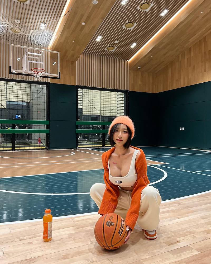 탱크탑입고 농구하는 모델 민아 인스타그램 사진들 모음