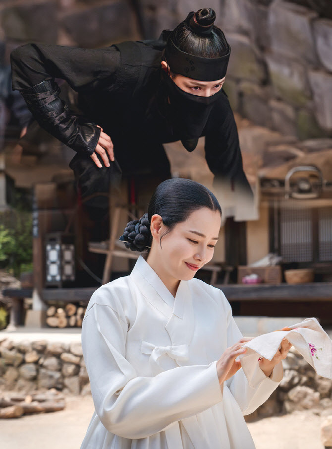 수사도 멜로도... 이하늬와 <b>이종원</b>의 케미 꽃이 피었습니다 본문