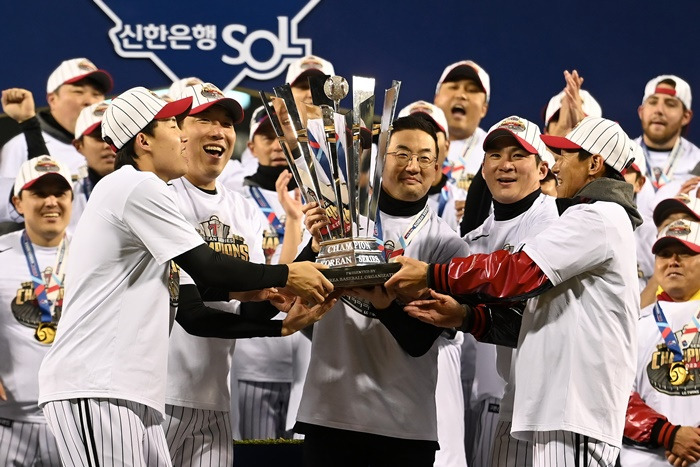 LG, 29년 만에 한국시리즈 <b>우승</b>…"왕조 건설까지 간다!"