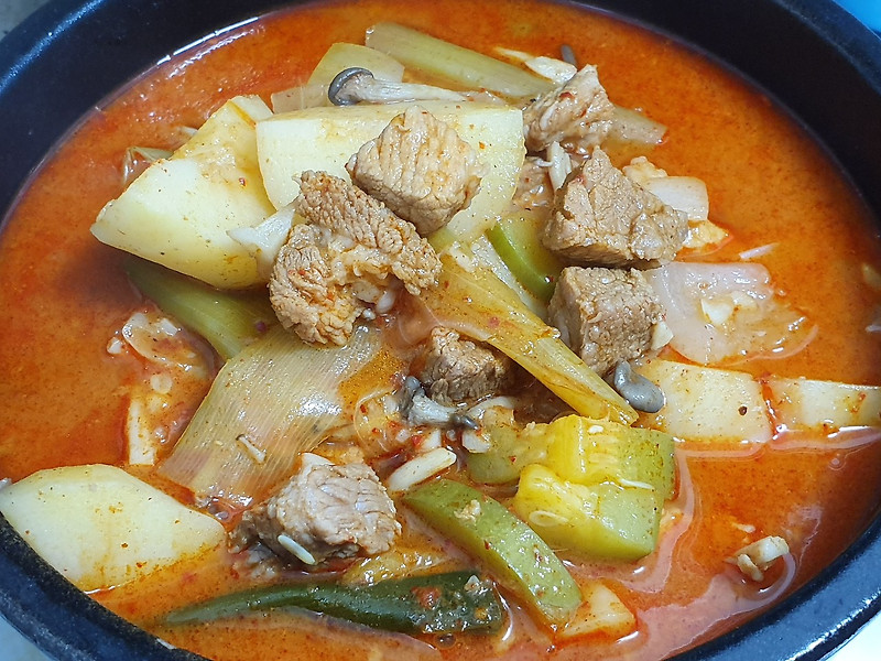 얼큰한 국물요리~ 돼지고기 감자 고추장 찌개