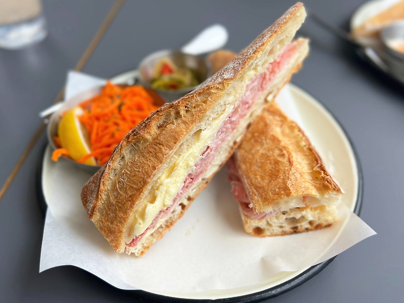 [연남동 소금집 델리] 잠봉뵈르가 맛있는 샌드위치 맛집 방문후기! (ft.감자튀김,당근라페)