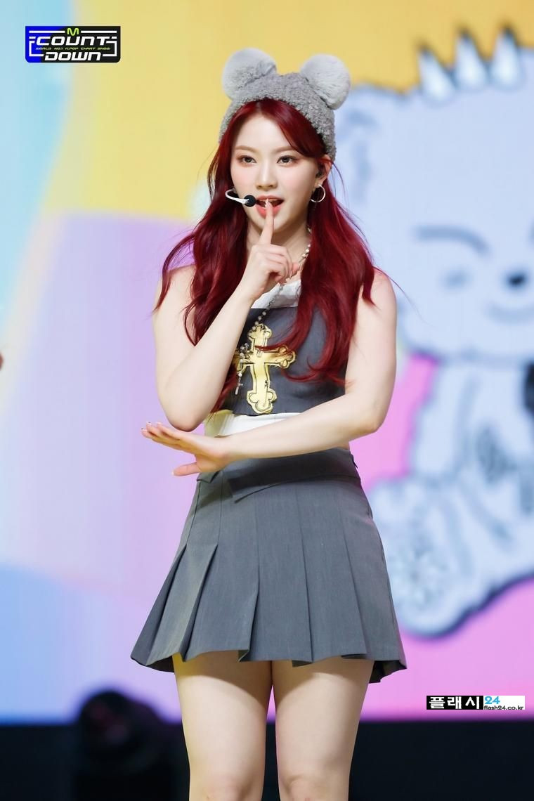 스테이씨 아이사 회색 치마입은 각선미