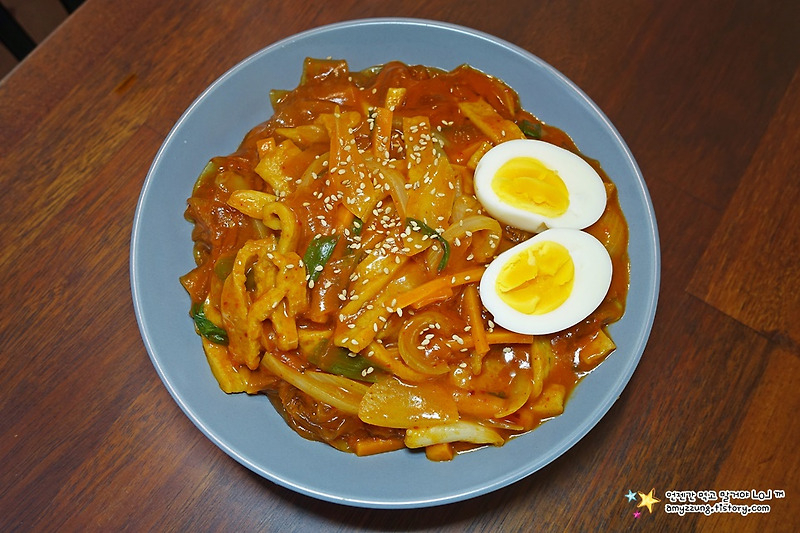 익숙한 맛~ 색다른 식감~ '납작당면볶이'