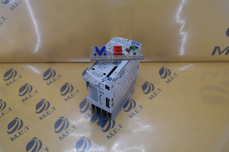 Convertitore Di Frequenza Lenze E82EV371_2C902 - Usato In Buone Condizioni