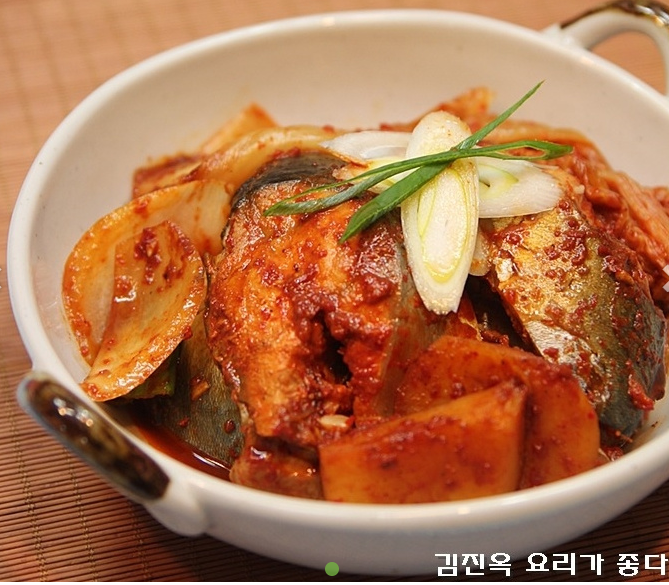 맛없는 김치도 맛있게~고등어김치조림 만드는법(김진옥요리가좋다)