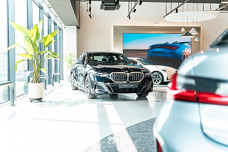 BMW를 더 가깝고 편하게 만날 수 있는 바바리안모터스 금천 전시장