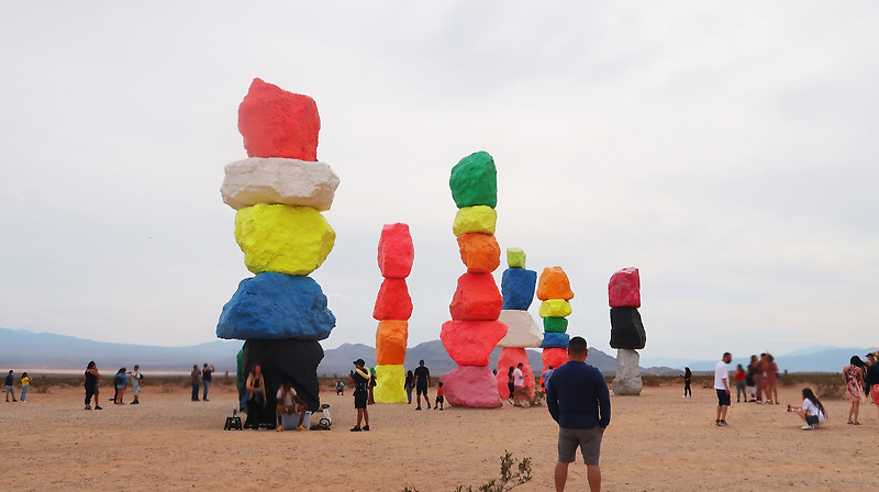 라스베가스 가는 길에 세워진 7개의 돌 (Seven Magic Mountains)