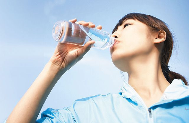 잠들기 전 물 한잔 꼭 마셔야 하는 이유