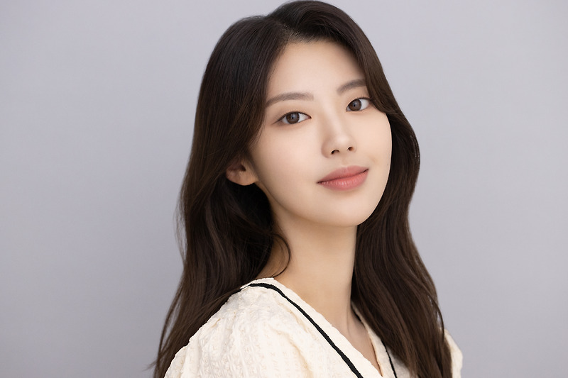 <b>신인</b>배우 <b>김다은</b>, ‘엘리트’ 교복 모델 발탁···"눈부신... 