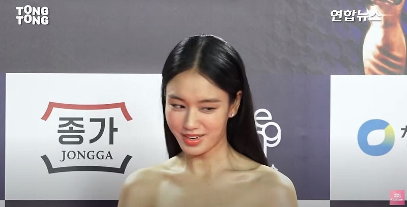정면 보고 볼하트 배우 안은진, 드레스 노출 사고