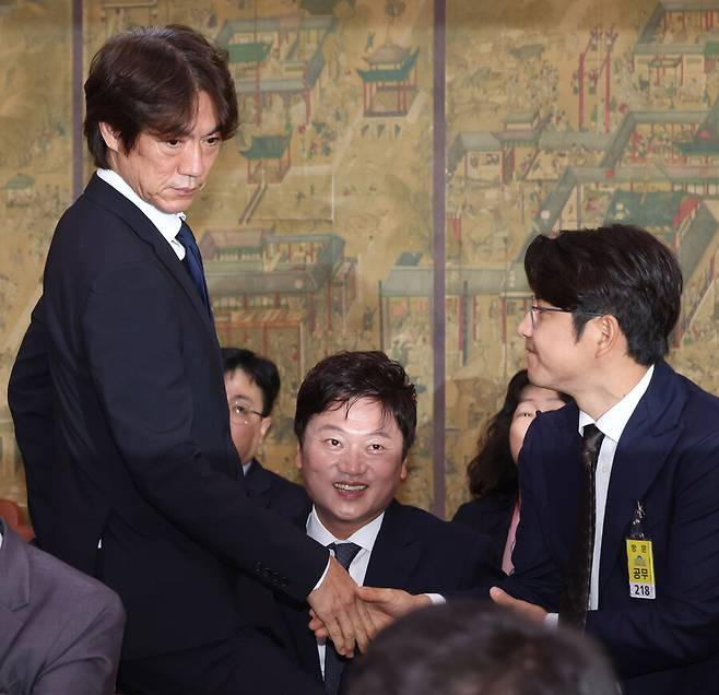 <b>홍명보</b> 연봉 20억 봉사 활동과 <b>손흥민</b> 레비 토트넘 팬 포럼 의미