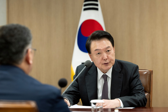 교수 51명 “윤 <b>대통령</b> 즉각 퇴진”···줄 잇는 대학가 <b>시국선언</b>