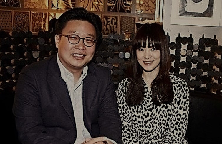 <b>송혜교</b> <b>기증</b>, 서경덕 교수와 <b>역사 안내서 기증</b>