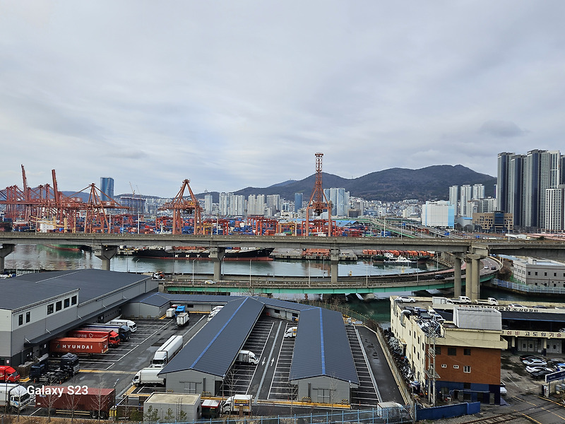 문현동 오션파라곤에서 바라본 <b>부산항</b> <b>부두</b> 풍경