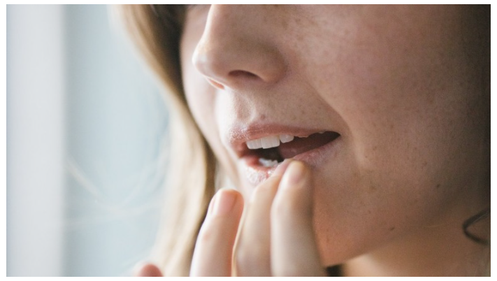 입술 부어오름 원인 및 해결방법