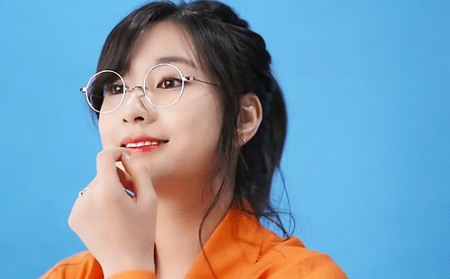 안경 쓴 오하영 - 꾸르