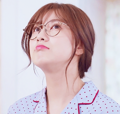 안경 쓴 오하영 - 꾸르