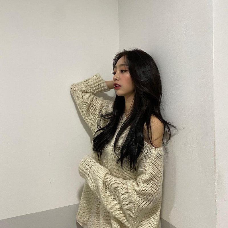 한쪽 어깨를 드러낸 러블리즈 서지수 - 꾸르