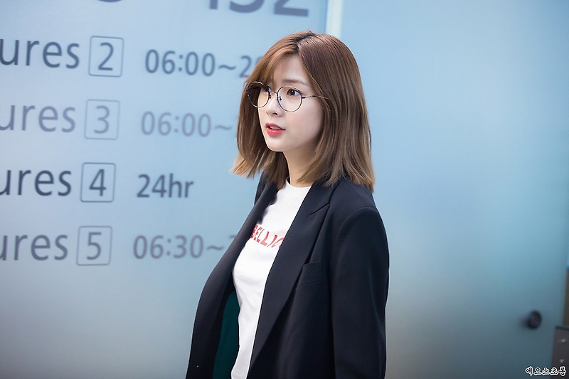 안경 쓴 오하영 - 꾸르