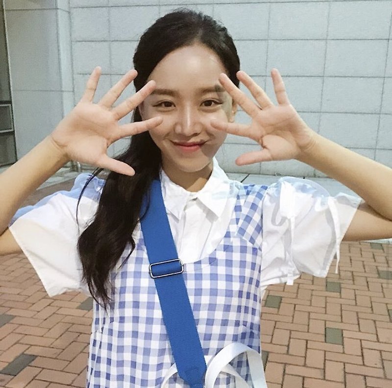 배우 신혜선이 사진 찍을때마다 무조건 한다는 포즈 - 꾸르