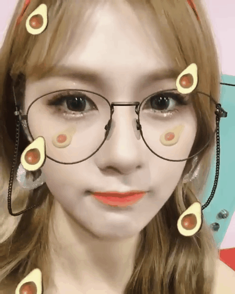 안경 쓴 오하영 - 꾸르