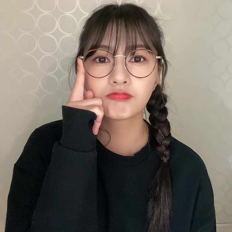 안경 쓴 오하영 - 꾸르