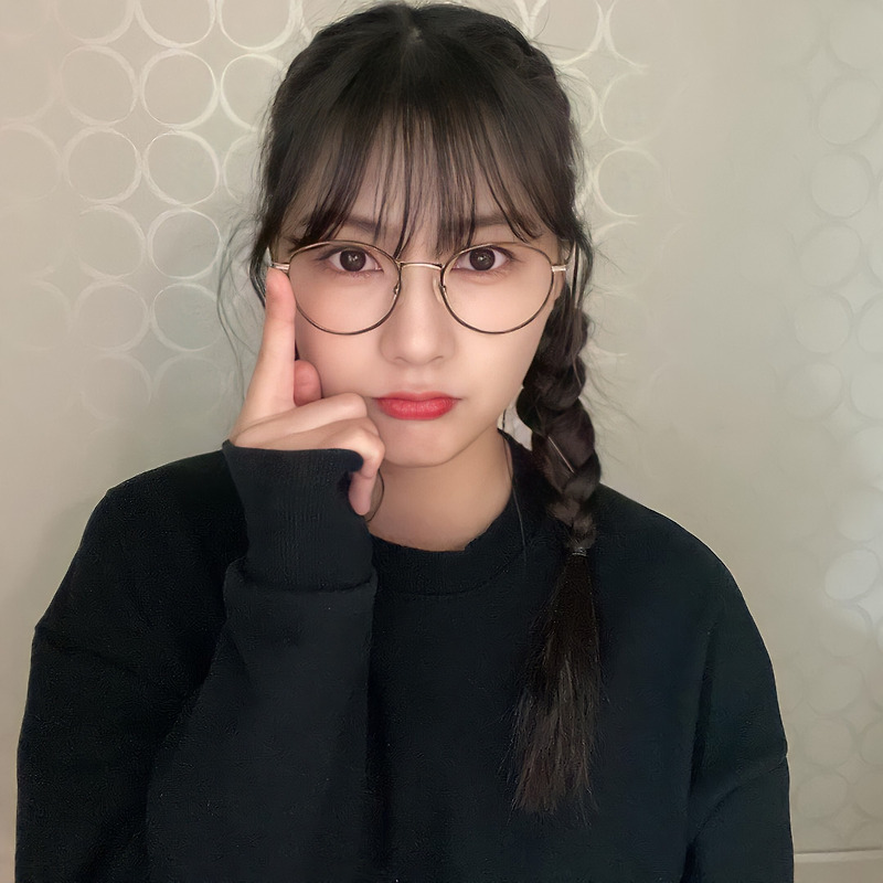 안경 쓴 오하영 - 꾸르