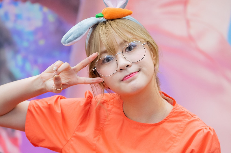 안경 쓴 오하영 - 꾸르